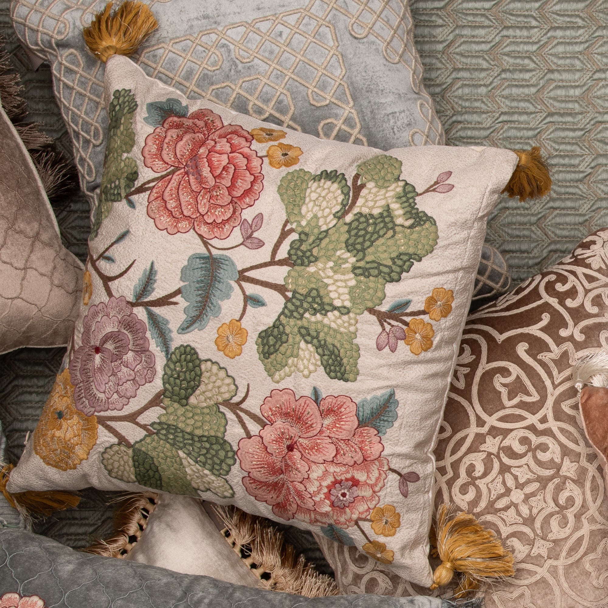 Dahlia Off White Emb. Cushion Cover